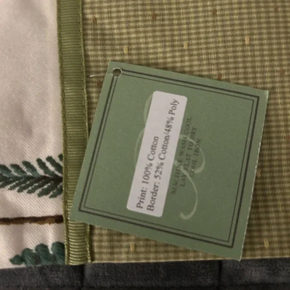 Elegant Green and White Table Runner NWT - Picture 3 of 7